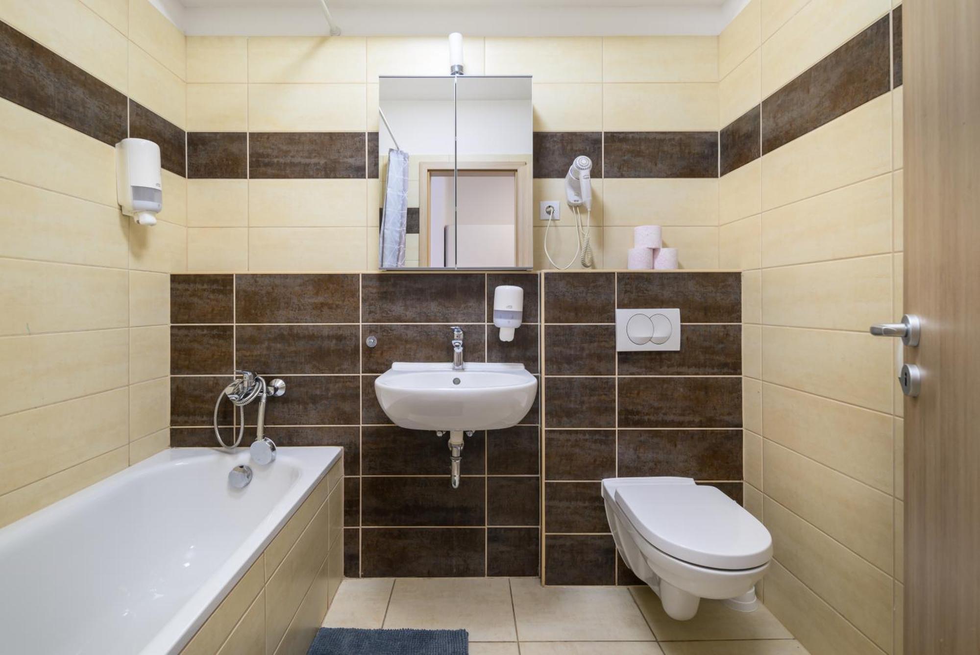 Atrium Residence Deluxe Suite-Free Parking Garage Same Building Budapest Eksteriør billede